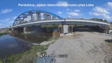 Pardubice, výsun železničního mostu přes Labe – timelaps | AVIDIS